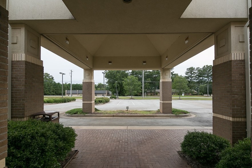 More Photos Of 705 Breedlove Dr, Monroe Medical For Lease