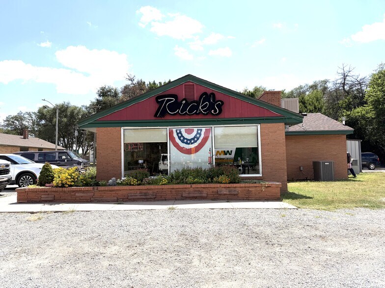 Primary Photo Of 20005 W US Highway 54, Pratt Restaurant For Sale
