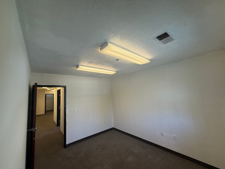 More Photos Of 2819-2827 SE 75th Ave, Hillsboro Light Distribution For Lease