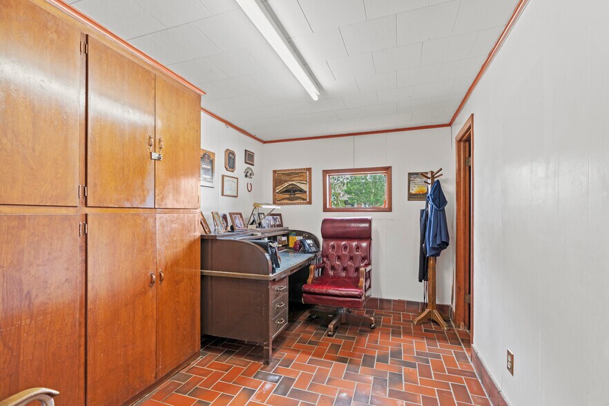 More Photos Of 1404 S B St, Henryetta Veterinarian Kennel For Sale