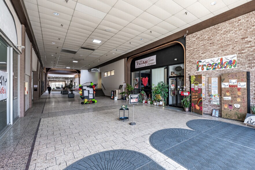 More Photos Of 100 S Jefferson St, New Castle General Retail For Lease