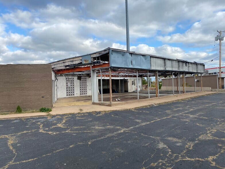 Primary Photo Of 5020 N Main St, Dayton Auto Repair For Sale