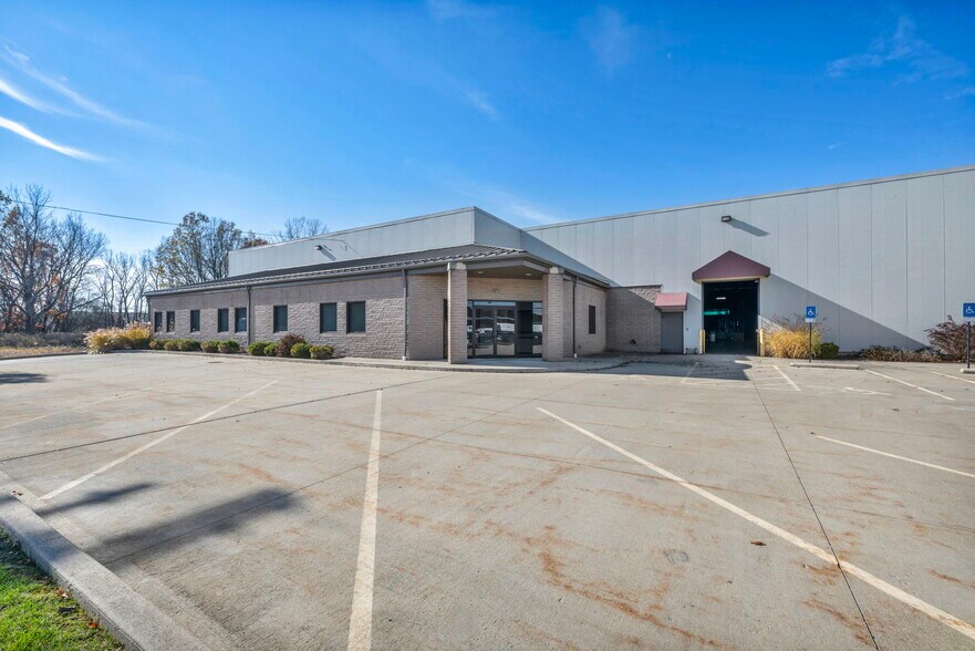 More Photos Of 5900 Pennsylvania Ave, Maple Heights Distribution For Lease