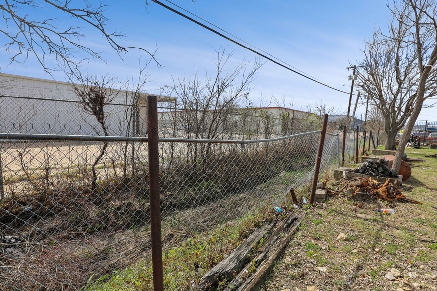 More Photos Of 3616-3618 Dividend Dr, Garland Manufacturing For Sale