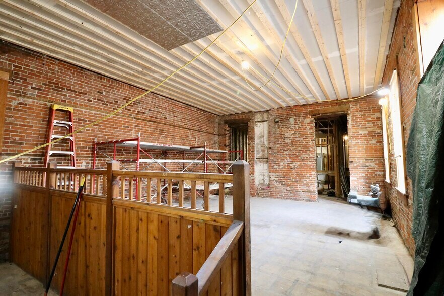 More Photos Of 1097 Jackson St, Dubuque General Retail For Sale