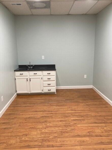 More Photos Of 18 W Gibson St, Hartwell Medical For Lease