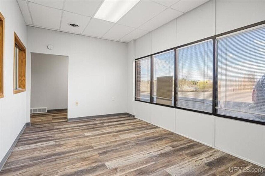 More Photos Of 1009 W Ridge St, Marquette Office For Sale