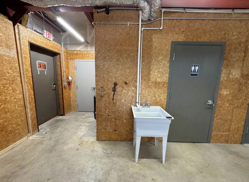 More Photos Of 633 1st Ave, Monroe Showroom For Lease