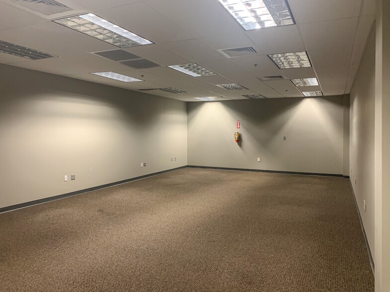 More Photos Of 17300 Chenal Pky, Little Rock Office For Lease