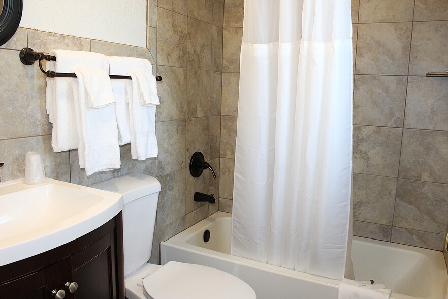 More Photos Of 102 B Dr, Circle Hotel For Sale