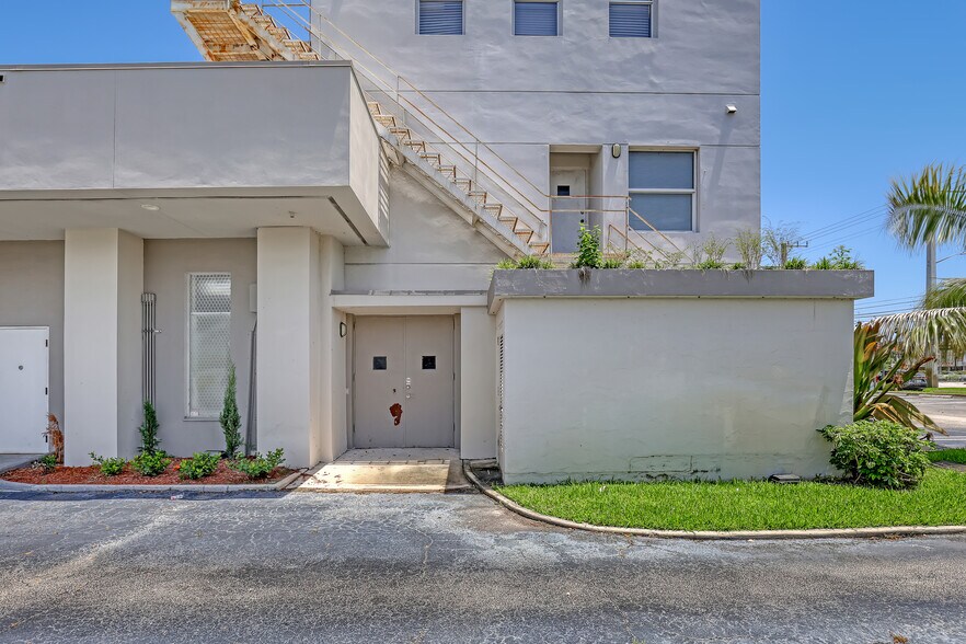 More Photos Of 2701 W Okeechobee Blvd, West Palm Beach Office For Sale
