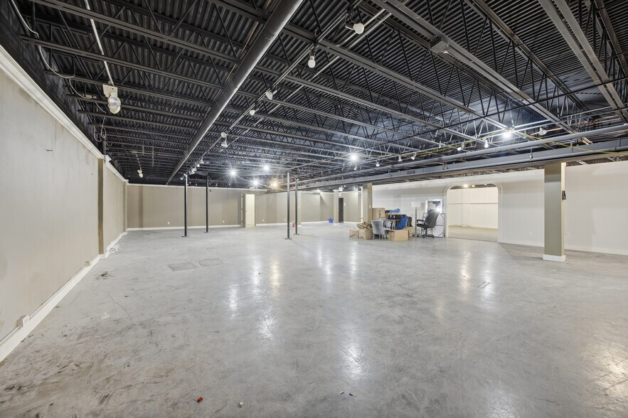 More Photos Of 261-275 E Maple Rd, Birmingham Storefront Retail Office For Lease