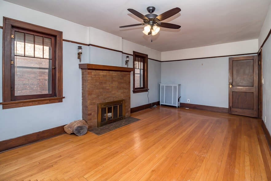 More Photos Of 71 N Williams St, Crystal Lake Storefront Retail Residential For Sale