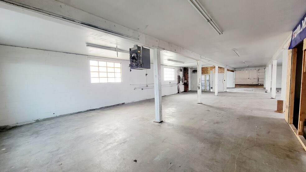 More Photos Of 2060 Warner St NE, Salem Warehouse For Sale