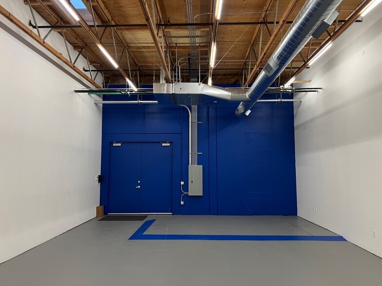 More Photos Of 100 NE Farragut St, Portland Light Manufacturing For Lease