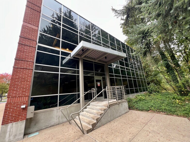 More Photos Of 15400 SW Boones Ferry Rd, Lake Oswego Office For Lease
