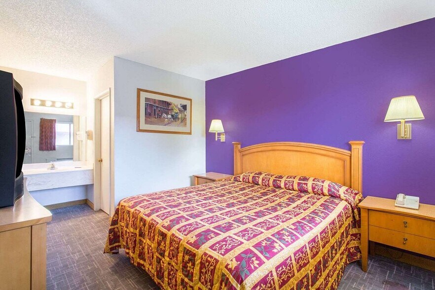 More Photos Of 1624 N Black Canyon Hwy, Phoenix Hotel For Sale