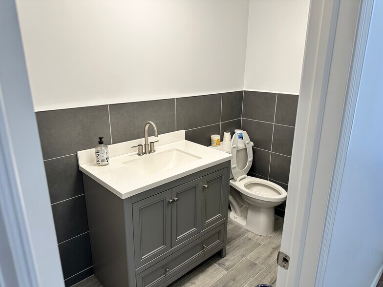 More Photos Of 4865 Arthur Kill Rd, Staten Island Warehouse For Lease