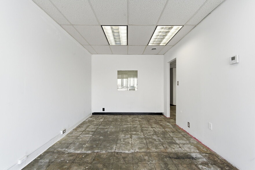 More Photos Of 1718 E Meadowmere St, Springfield General Retail For Lease