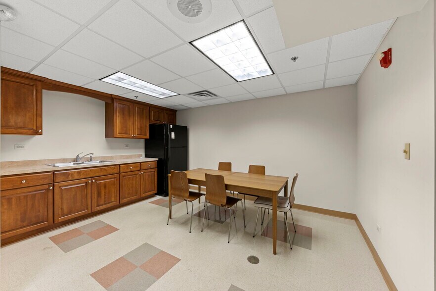 More Photos Of 1001 E Chicago Ave, Naperville Office For Sale