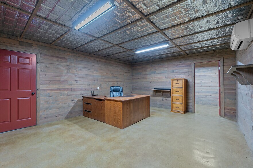 More Photos Of 217 Southern Dr, Johnson City Flex For Lease