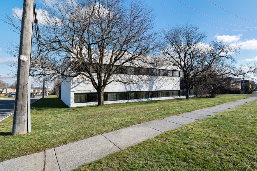 More Photos Of 44060 Woodward Ave, Bloomfield Hills Medical For Lease