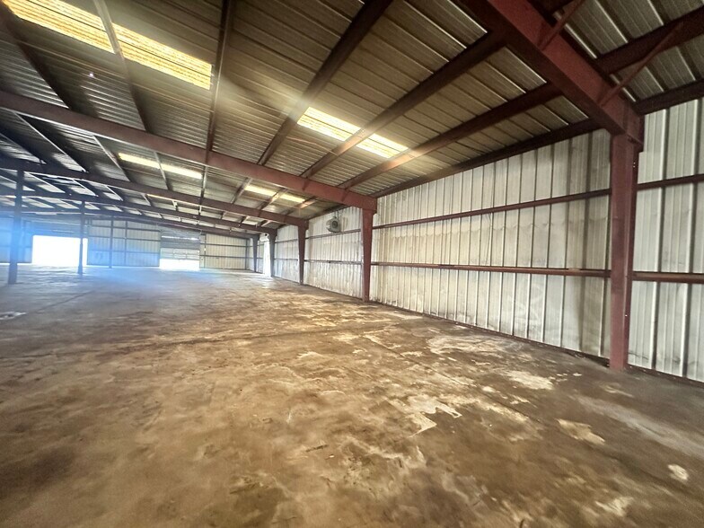 More Photos Of 3876 Bengert St, Orlando Warehouse For Lease