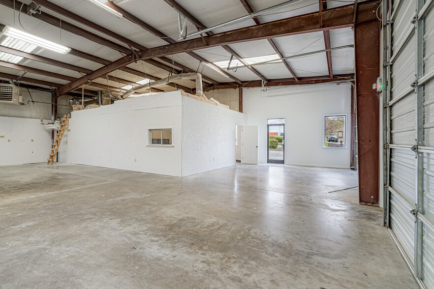 More Photos Of 6383 Summer Gale Dr, Memphis Warehouse For Lease