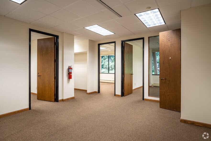 More Photos Of 500 Craig Rd, Manalapan Township Office For Lease