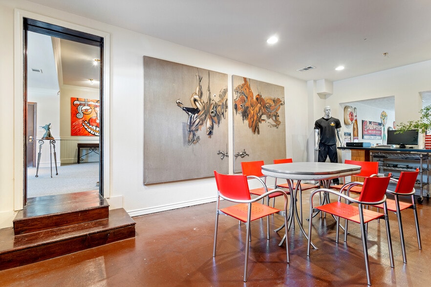 More Photos Of 4819 Broadway St, Addison Office Residential For Lease