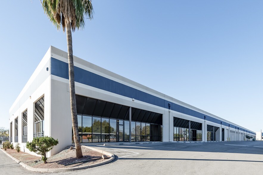More Photos Of 777 E MacArthur Cir, Tucson Distribution For Lease