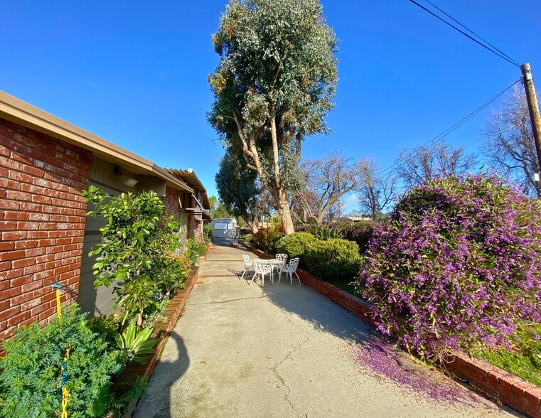 More Photos Of 1830 Riverside Dr, Glendale Horse Stables For Sale