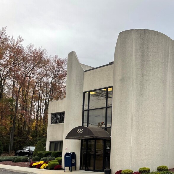 More Photos Of 225 Gordons Corner Rd, Manalapan Township Medical For Lease