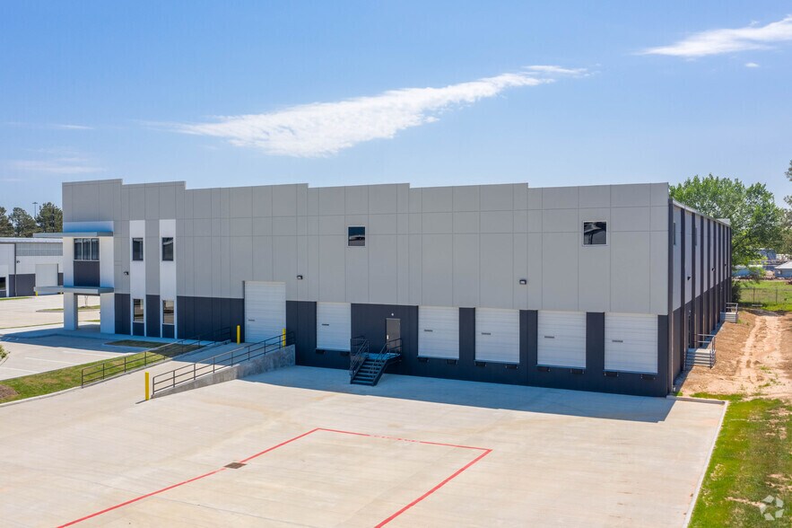 More Photos Of 13939 Service Center Dr, Tomball Distribution For Sale