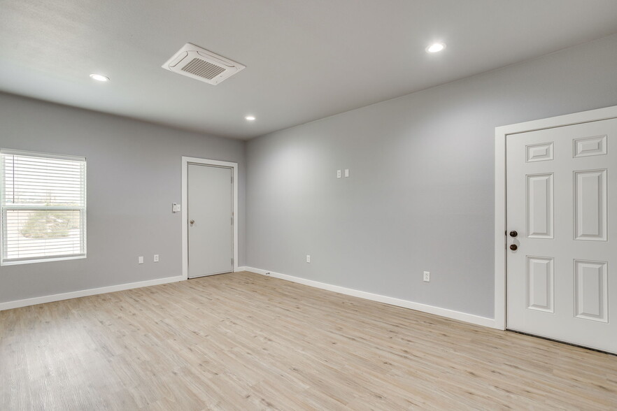 More Photos Of 117 Bennett Hills Dr, Weatherford Warehouse For Lease