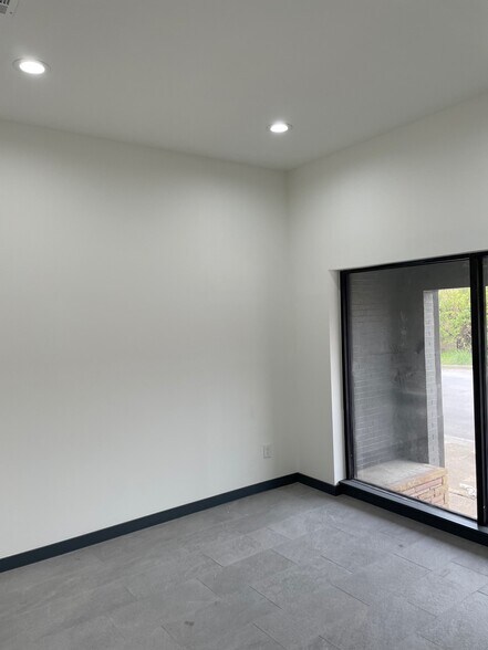 More Photos Of 1035 E Levee St, Dallas Showroom For Sale