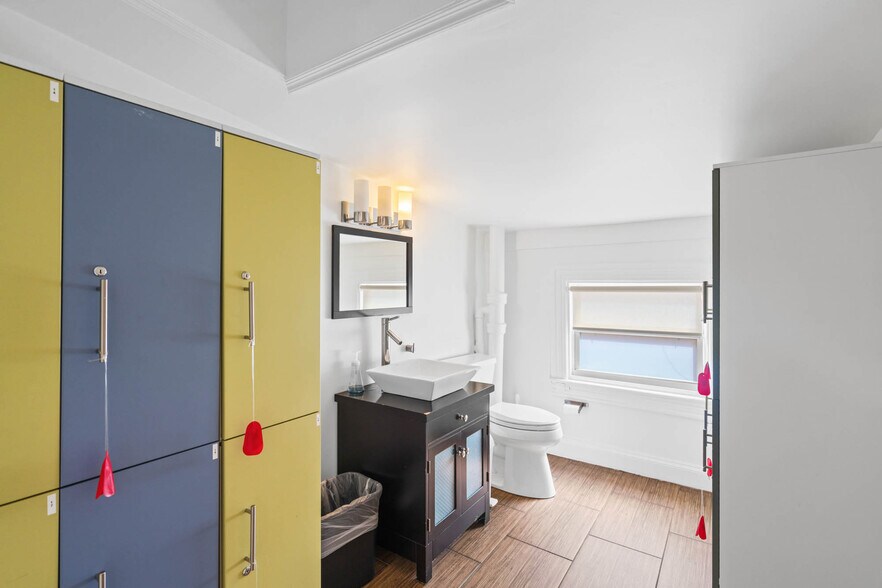 More Photos Of 2008 Hillyer Pl NW, Washington Office Residential For Sale