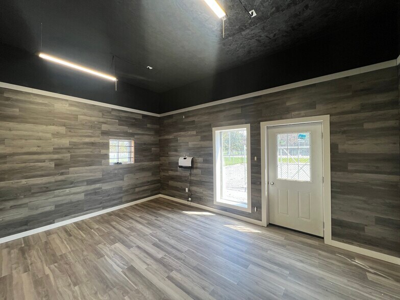 More Photos Of 533 Pefferlaw Rd, Georgina Storefront For Sale