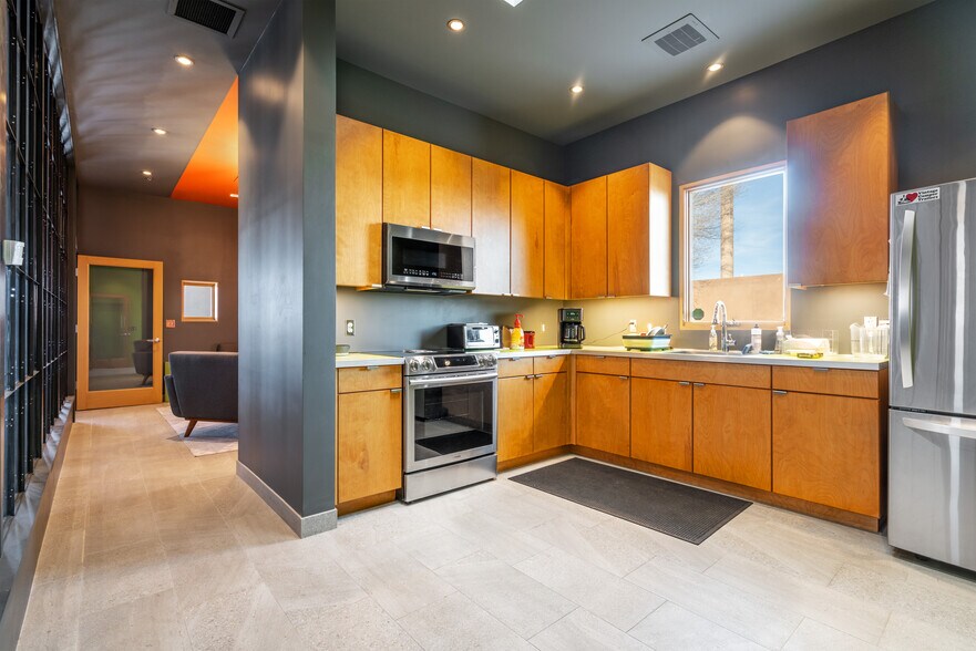 More Photos Of 27556 I 25 East Frontage Rd, Santa Fe Light Distribution For Sale