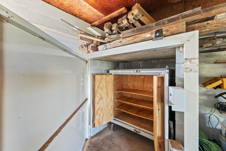 More Photos Of 5800 Curran Dr, Von Ormy Veterinarian Kennel For Sale