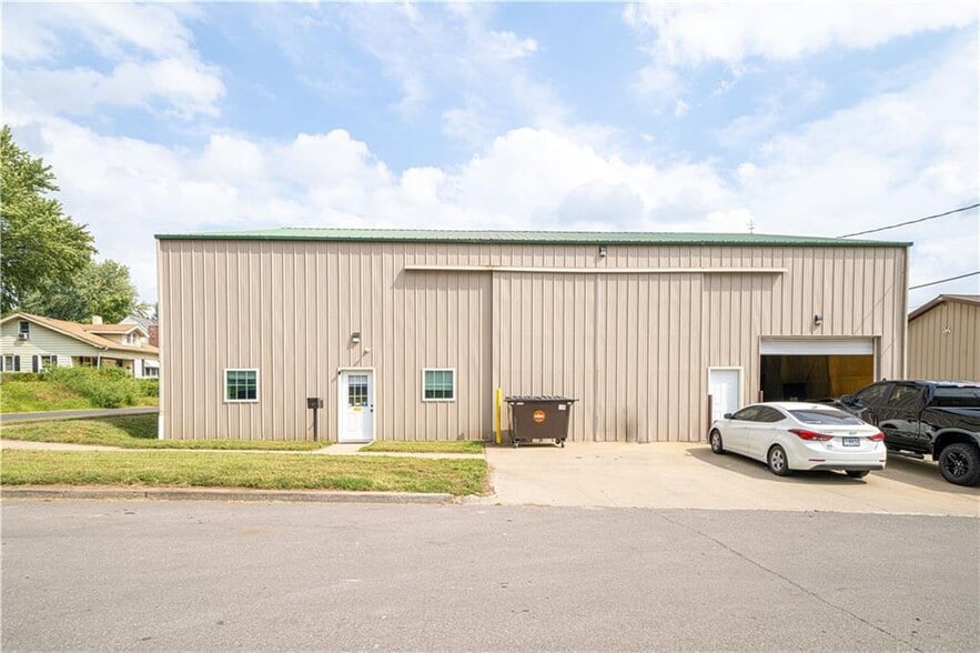 Primary Photo Of 1704 Center St, Saint Joseph Warehouse For Sale