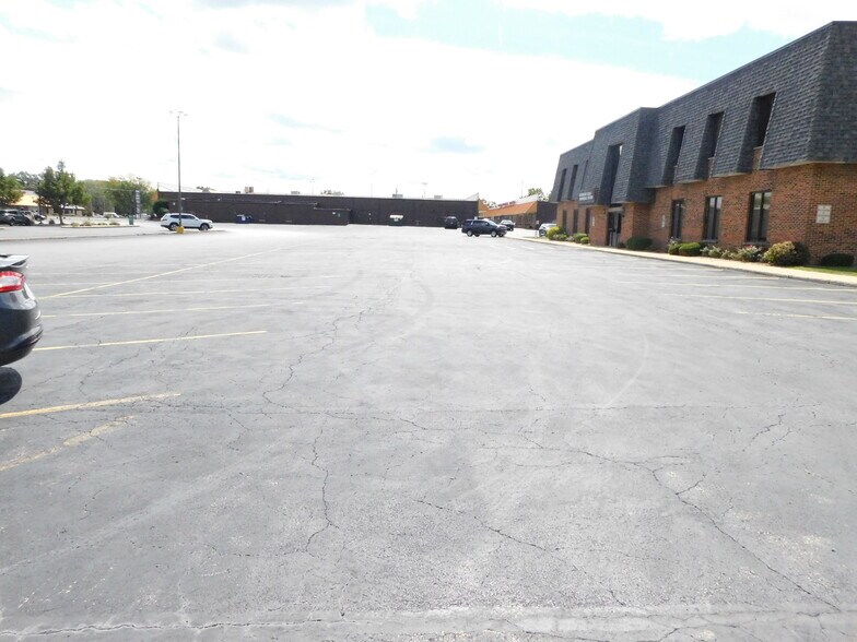 More Photos Of 700 W Jefferson St, Shorewood Office For Sale