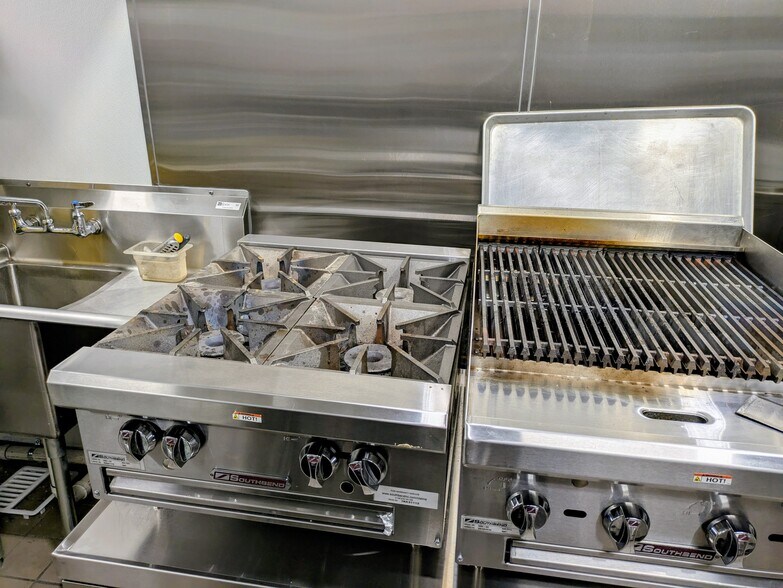 More Photos Of 305-393 W Los Angeles Ave, Moorpark Freestanding For Lease
