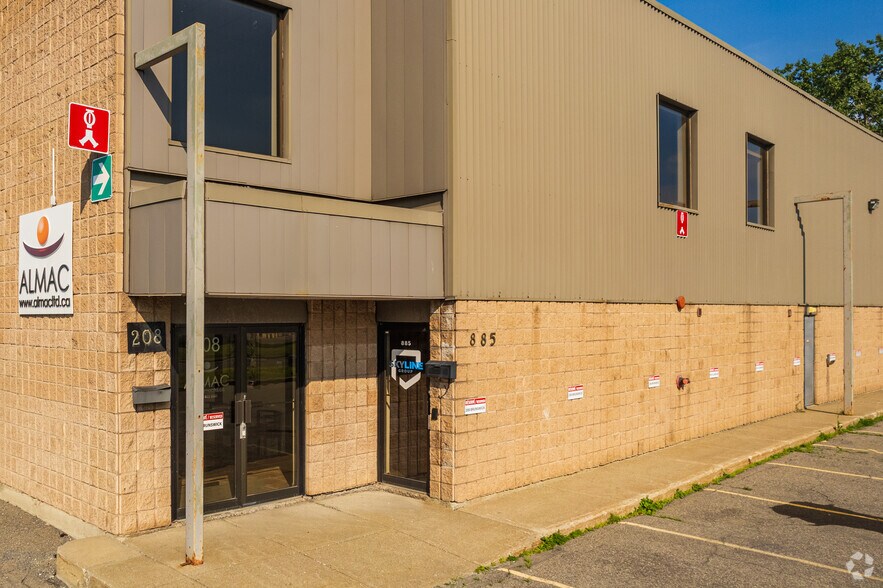More Photos Of 194-208 Boul Brunswick, Pointe-claire Warehouse For Lease