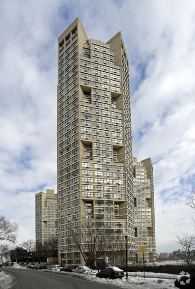 More Photos Of 7000 E Kennedy Blvd, Guttenberg Apartments For Lease