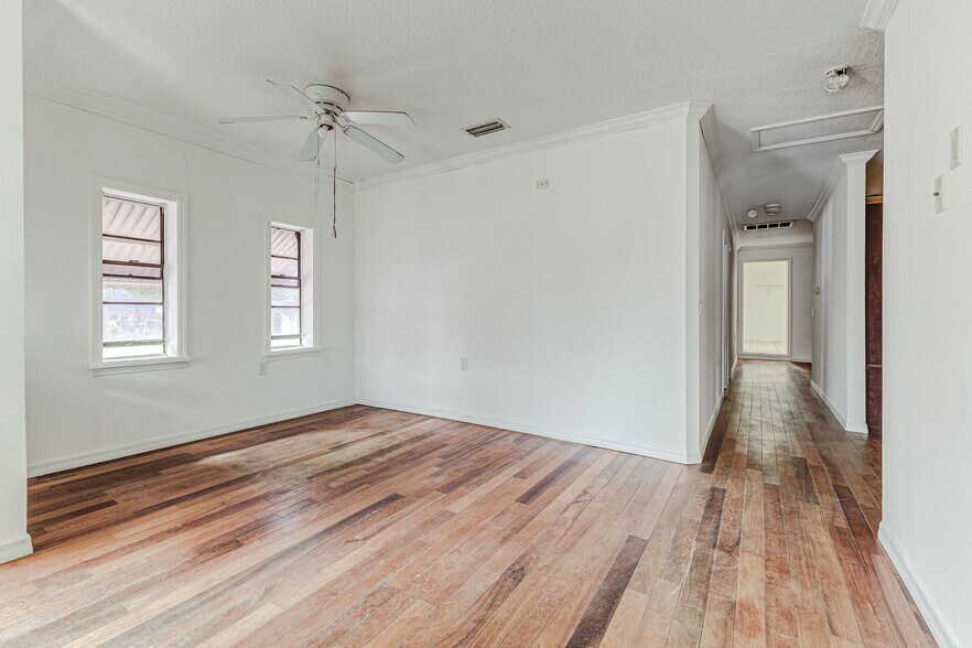 More Photos Of 291 American Spirit Rd, Winter Haven Warehouse For Lease