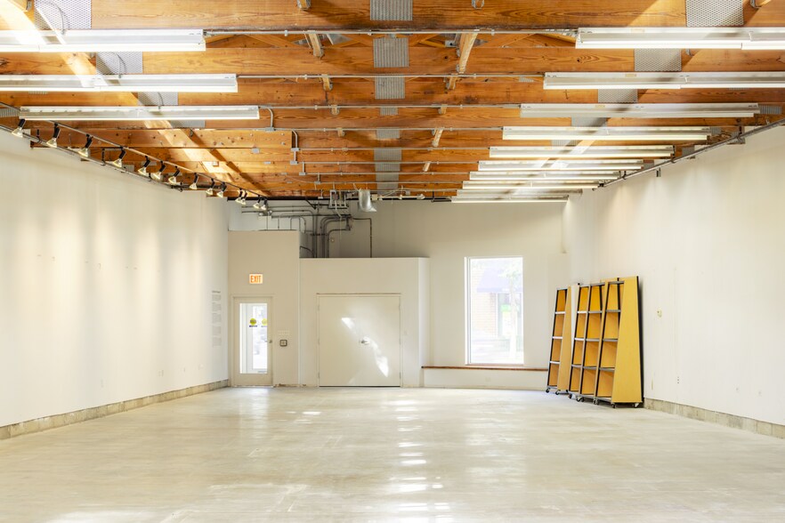 More Photos Of 430 W Ohio St, Chicago Showroom For Sale