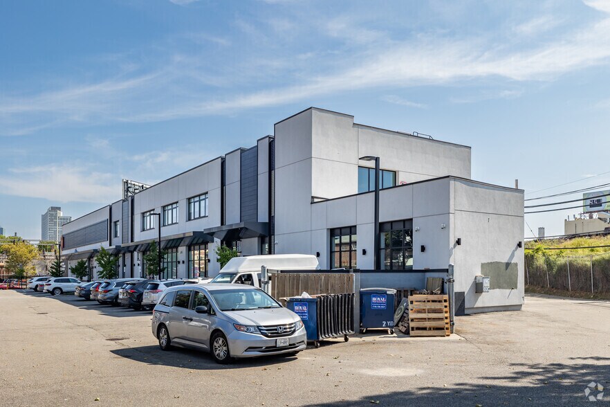 More Photos Of 91-30 Van Wyck Expwy, Jamaica Freestanding For Lease