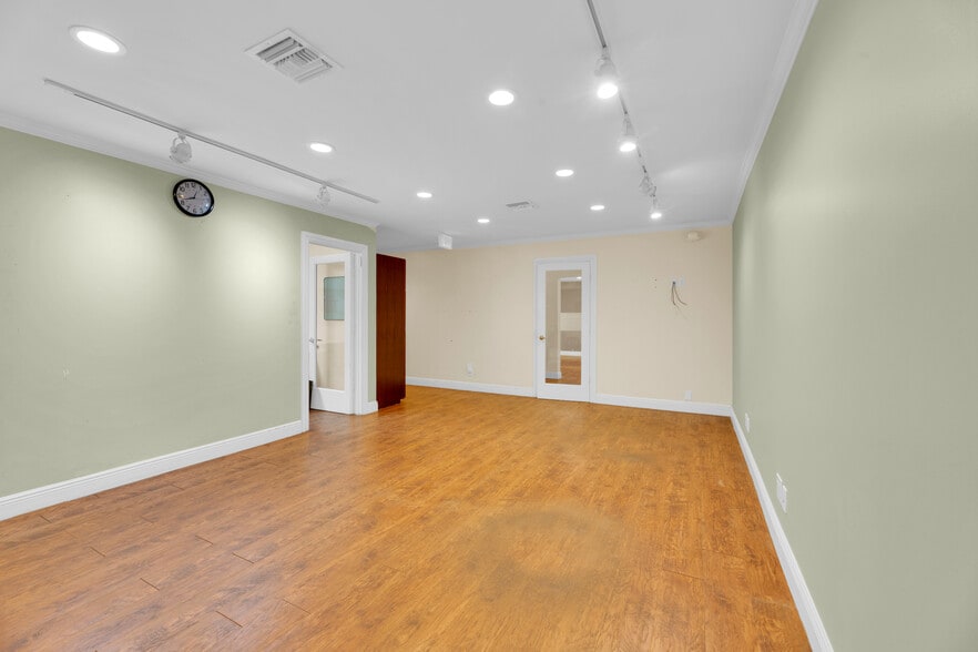 More Photos Of 224 NE 32nd Ct, Oakland Park Warehouse For Lease