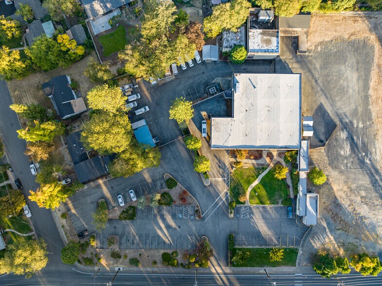 More Photos Of 715 NW Dimmick St, Grants Pass Office For Sale